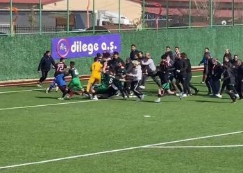 Amatör maçta 18 kırmızı kart çıktı! Tekmeler havada uçuştu…