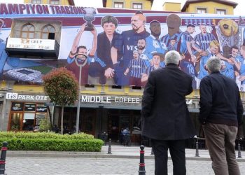 Trabzonspor taraftarları dev afişle şampiyonluğu resmetti