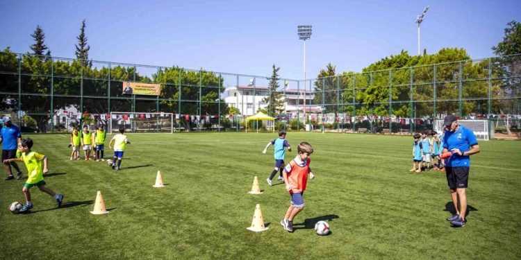 Mersin Büyükşehir Belediyesi Ücretsiz Futbol Kurslarıyla Çocukları Spora Teşvik Ediyor